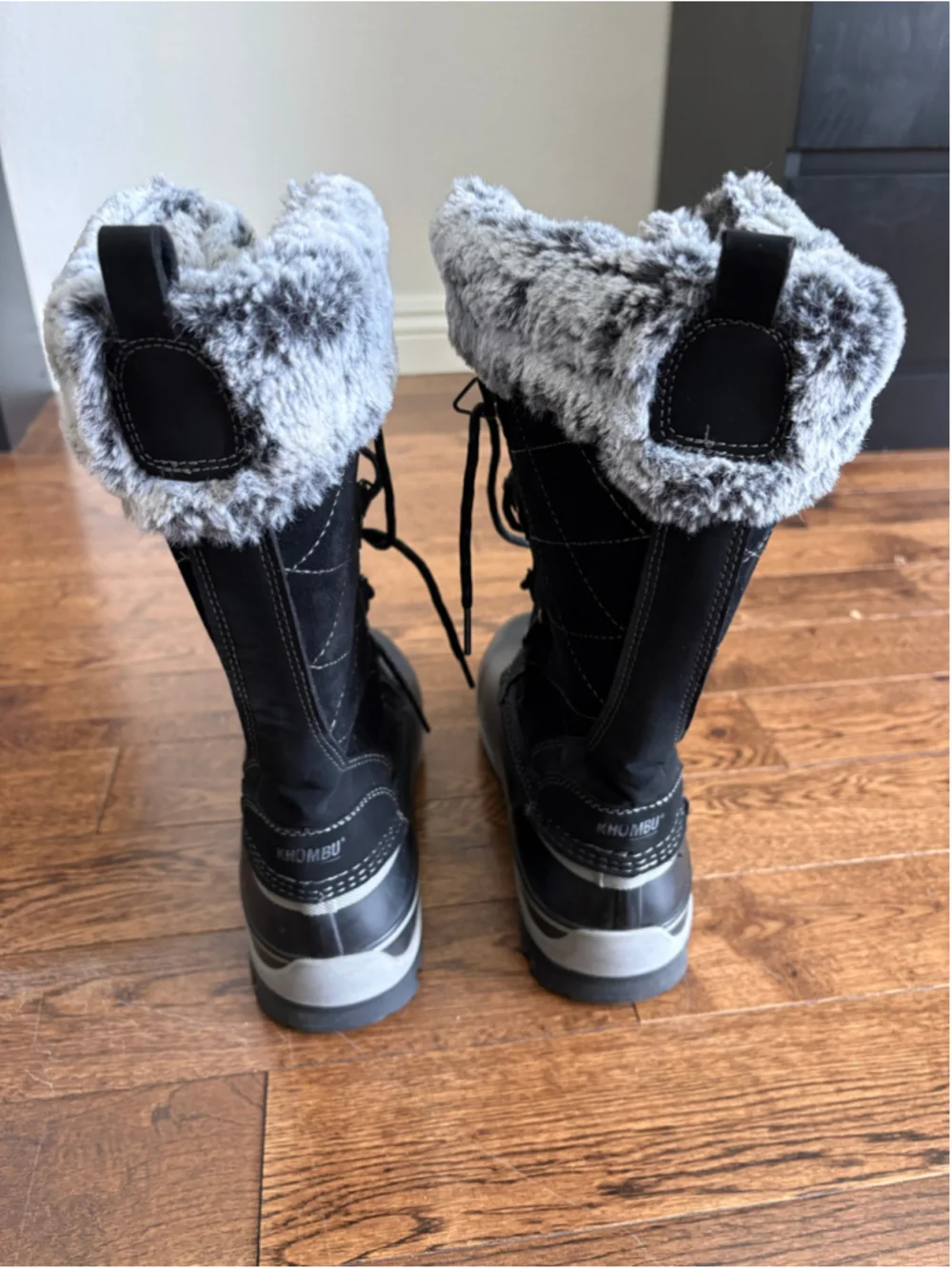 Women's Khombu Winter Boots Size 10 Black and Grey Faux Fur